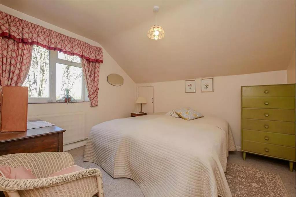 Pennies, 10 Court Drive, Shillingford, Oxfordshire, OX10 7ER