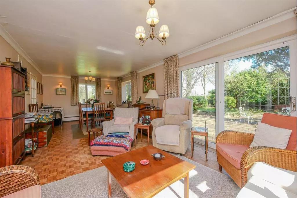 Pennies, 10 Court Drive, Shillingford, Oxfordshire, OX10 7ER