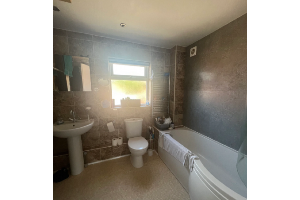 Bristol Family Accommodation with Parking and Outdoor Space