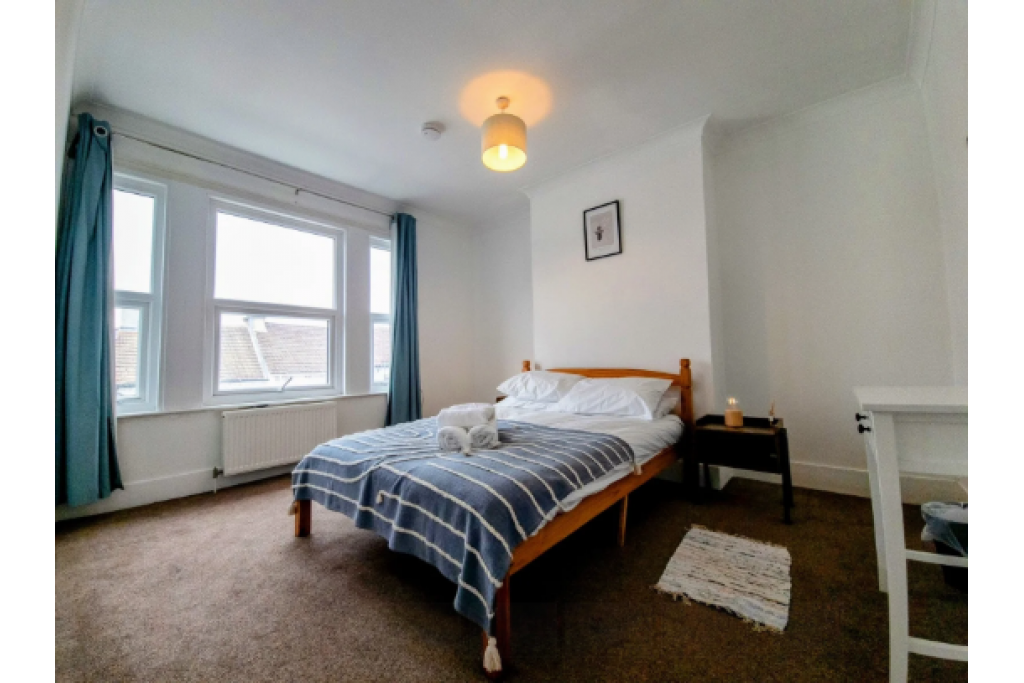 Brighton Holiday Cottages – Round Hill 4-Bed Apartment for 8 Guests