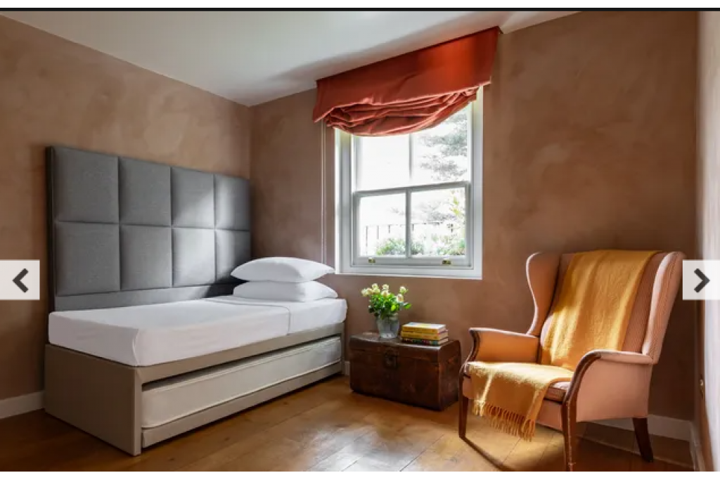 St Luke’s Mews III – Notting Hill – 2-Bedroom Mews Home with Classic Charm