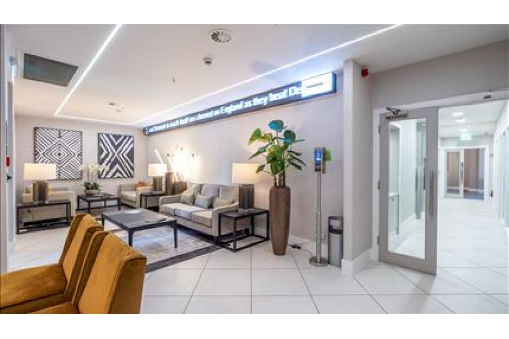 Luxury Mid-Term Let at Circus Apartment, Canary Wharf, London E14