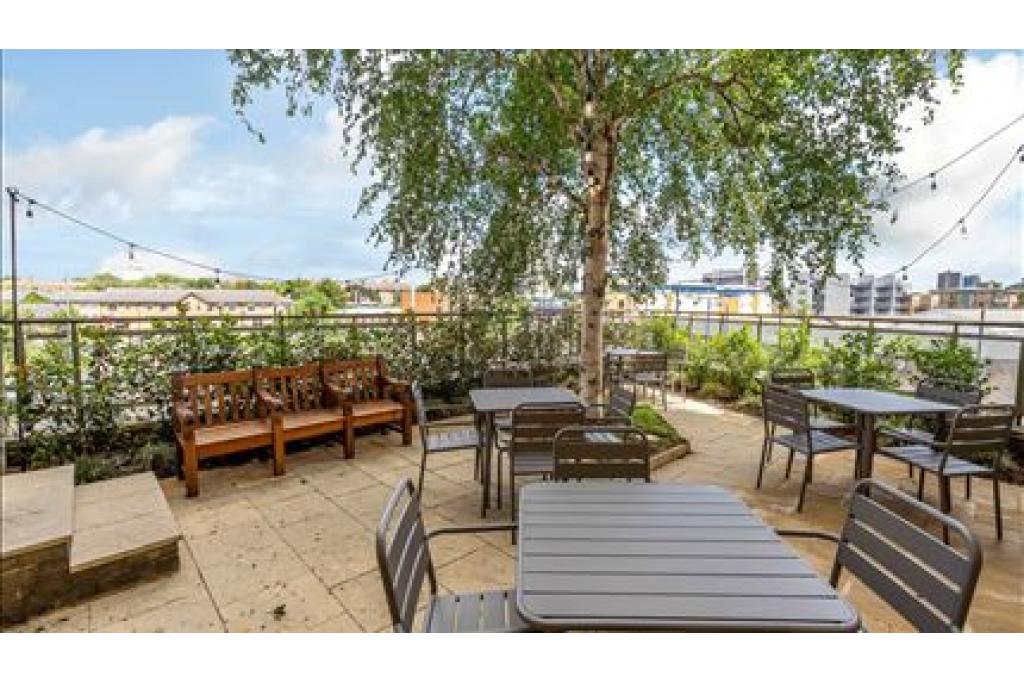 Luxury Mid-Term Let at Circus Apartment, Canary Wharf, London E14