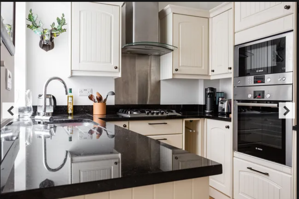 Edge Street IV, Notting Hill – Charming 2-Bedroom, 3-Bathroom Apartment with Balcony