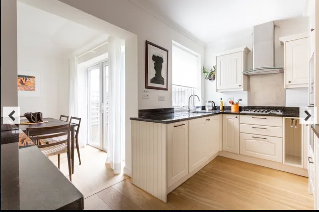 Edge Street IV, Notting Hill – Charming 2-Bedroom, 3-Bathroom Apartment with Balcony