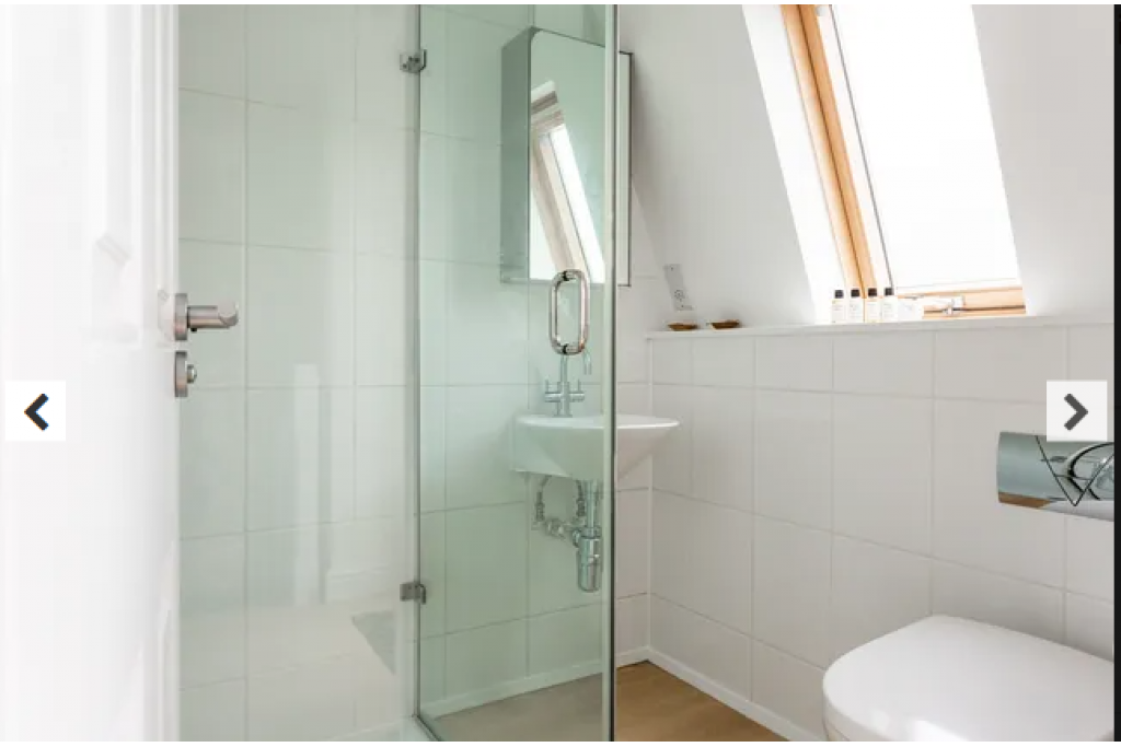 Edge Street IV, Notting Hill – Charming 2-Bedroom, 3-Bathroom Apartment with Balcony