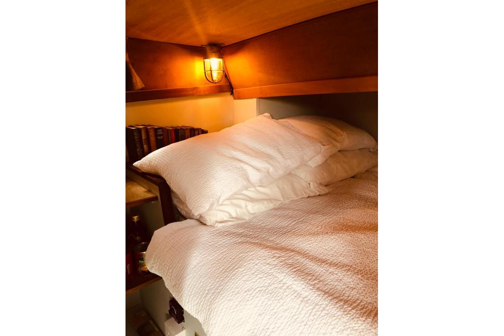 Classic Dutch Barge – Bourne End Marina, Cookham – Thames River Retreat