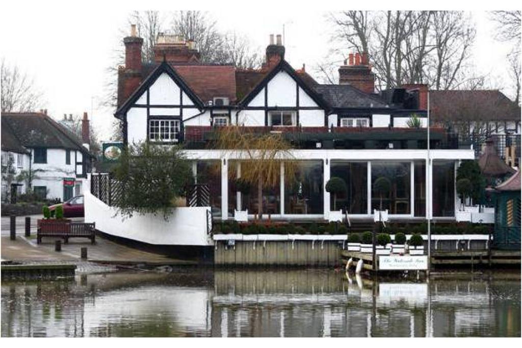 Classic Dutch Barge – Bourne End Marina, Cookham – Thames River Retreat