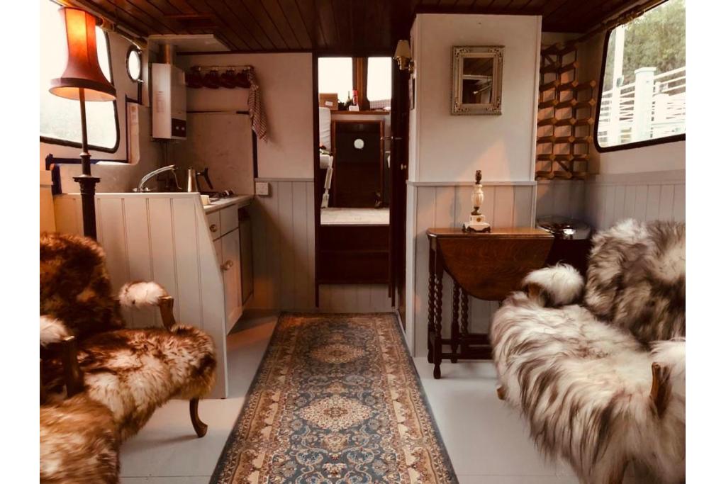 Classic Dutch Barge – Bourne End Marina, Cookham – Thames River Retreat