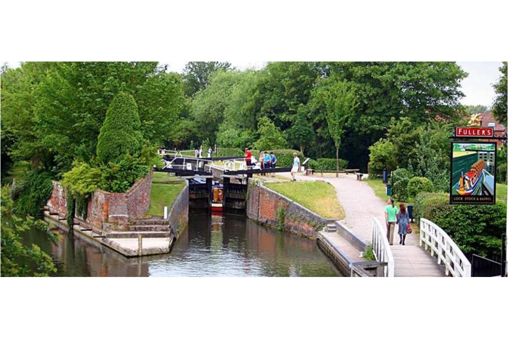 Classic Dutch Barge – Bourne End Marina, Cookham – Thames River Retreat