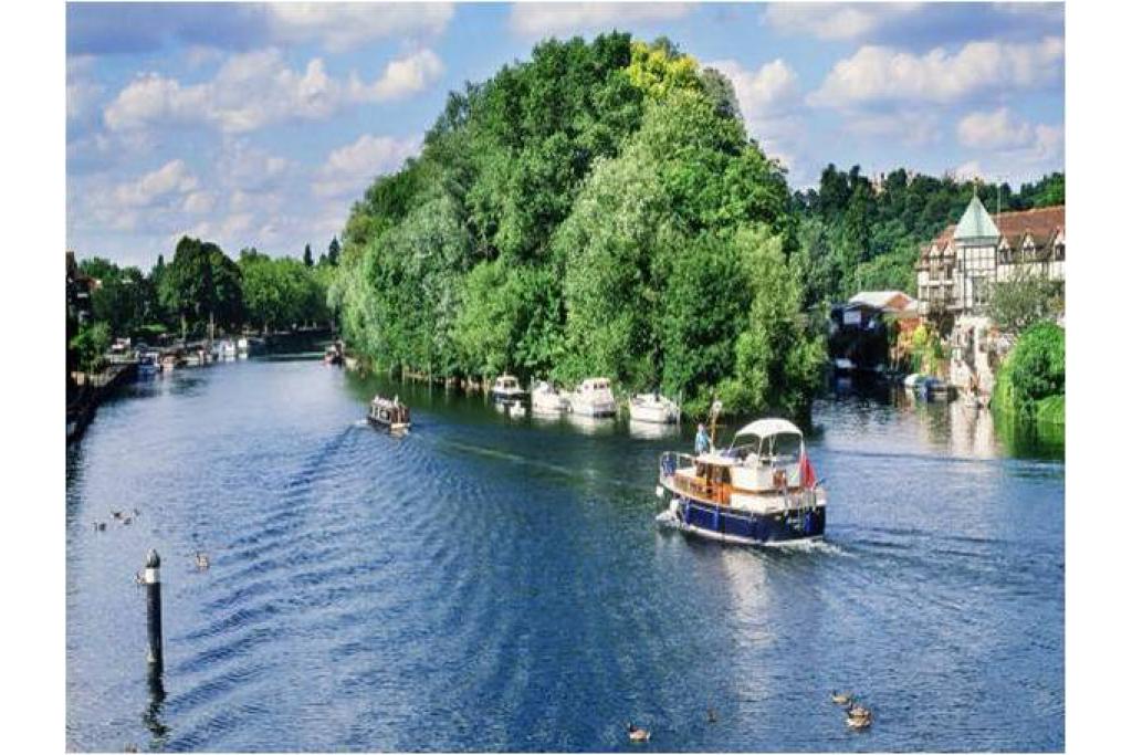 Classic Dutch Barge – Bourne End Marina, Cookham – Thames River Retreat