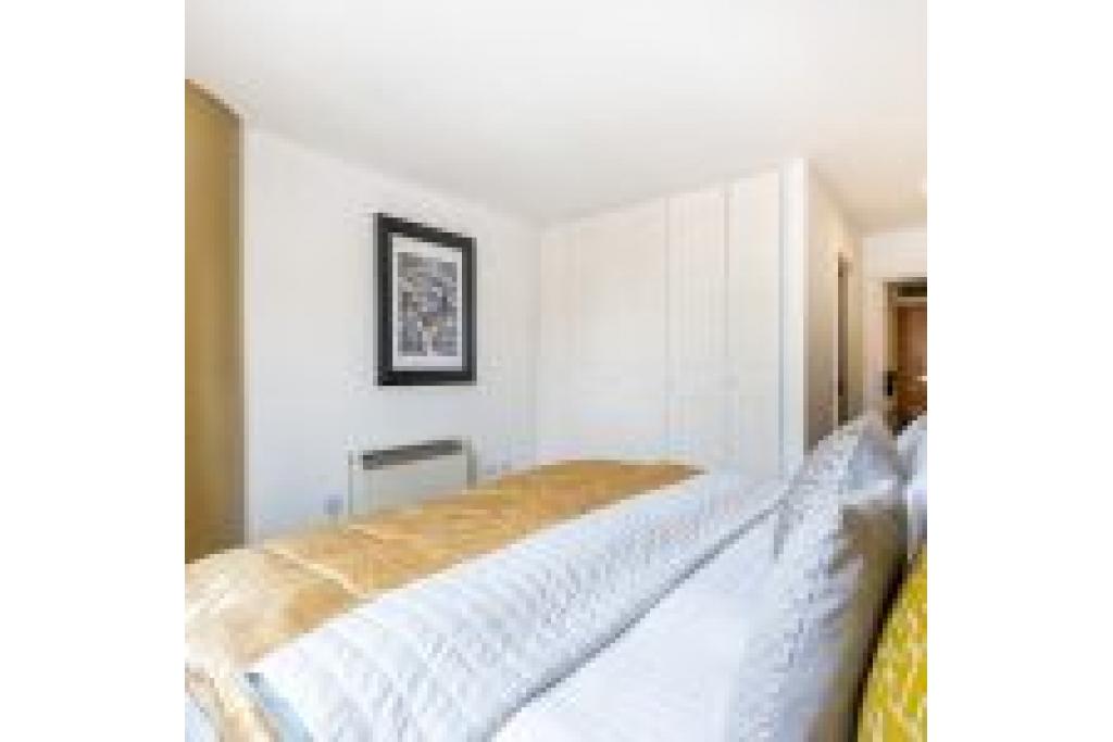 Spacious Two Bedroom Apartment in South Kensington