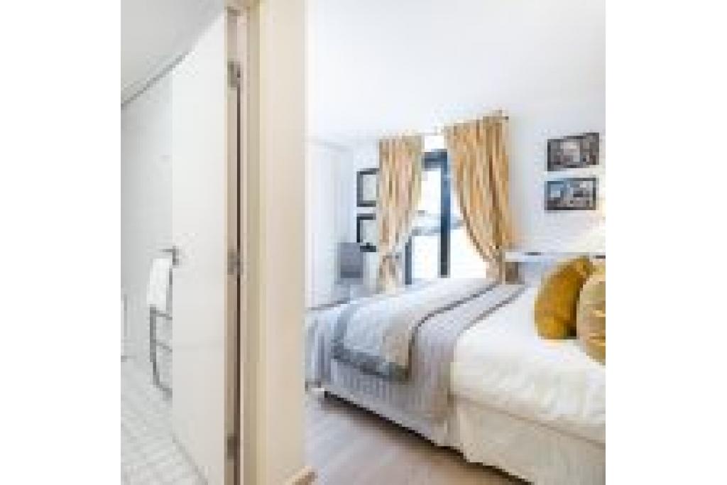 New & Modern Two Bedroom in Kensington