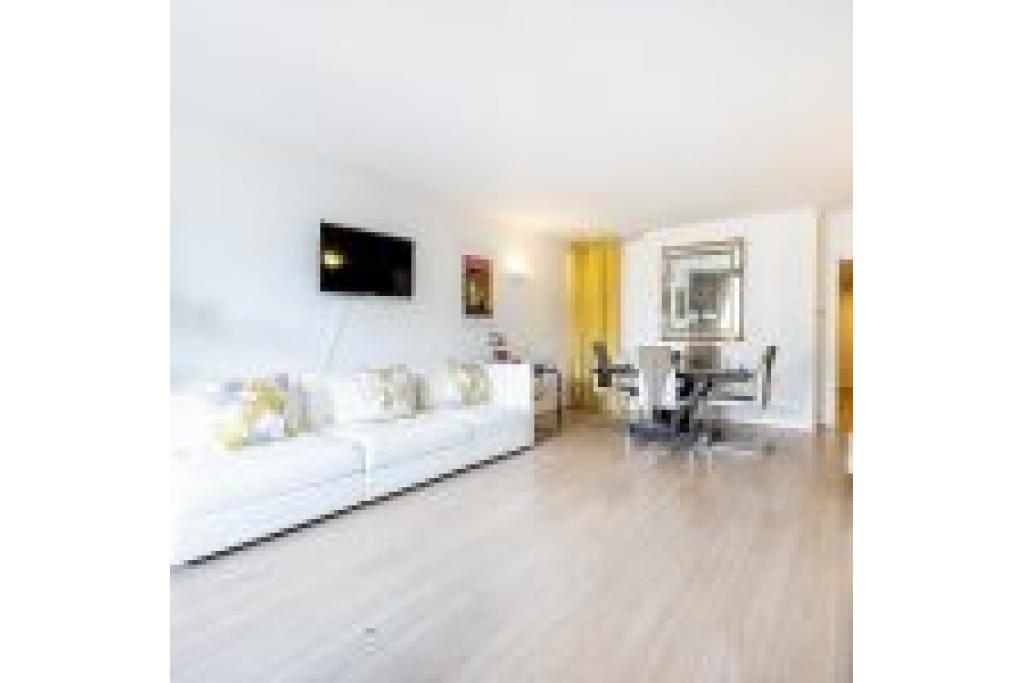 New & Modern Two Bedroom in Kensington