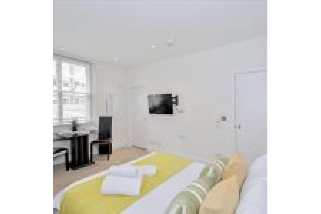 Modern Serviced Studio Apartment in Vibrant Victoria – Excellent Location near Buckingham Palace