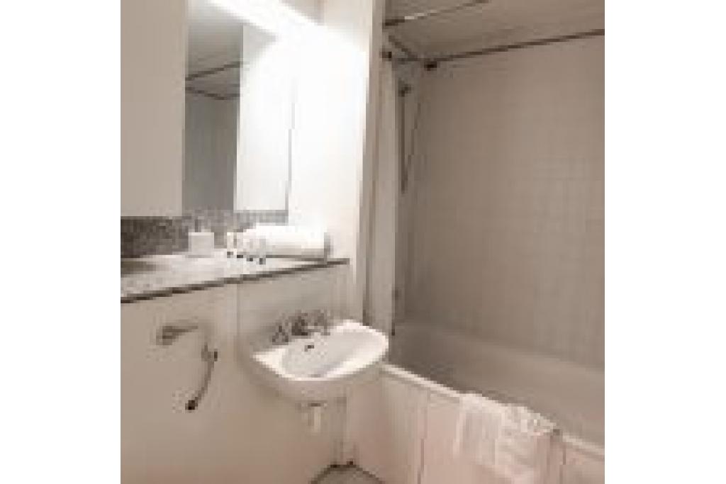 Modern & Stunning Two-Bedroom Apartment in Kensington – Ideal for Leisure and Corporate Stays