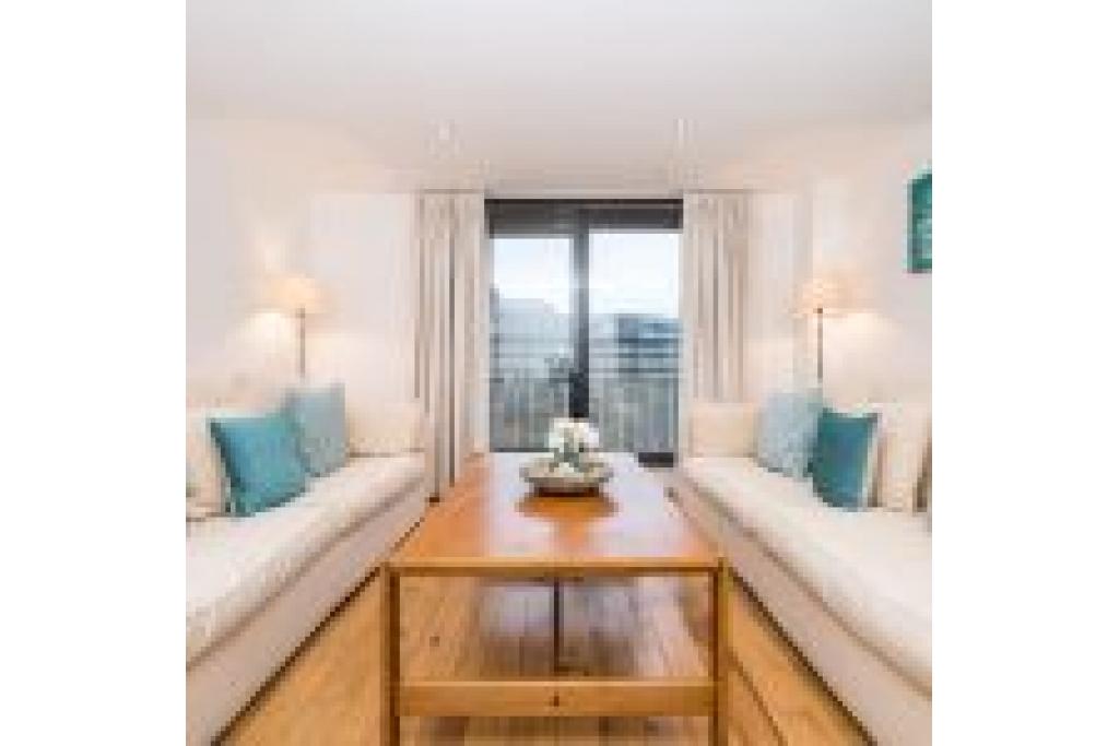 Modern & Spacious Two-Bedroom Apartment in Kensington – Ideal for Business and Leisure Stays