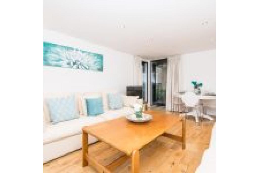 Modern & Spacious Two-Bedroom Apartment in Kensington – Ideal for Business and Leisure Stays