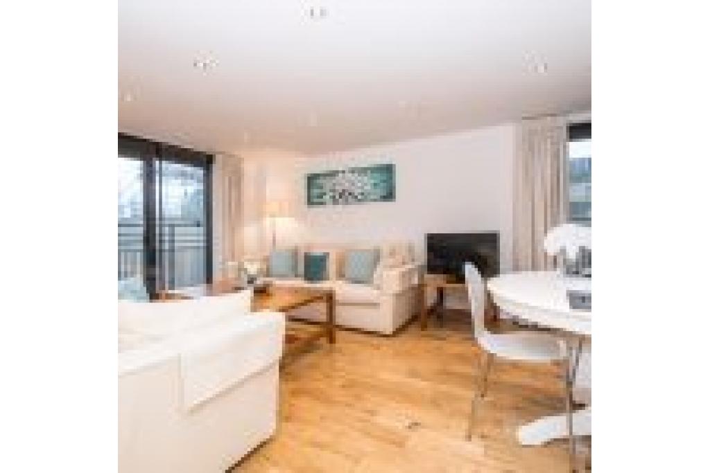 Modern & Spacious Two-Bedroom Apartment in Kensington – Ideal for Business and Leisure Stays