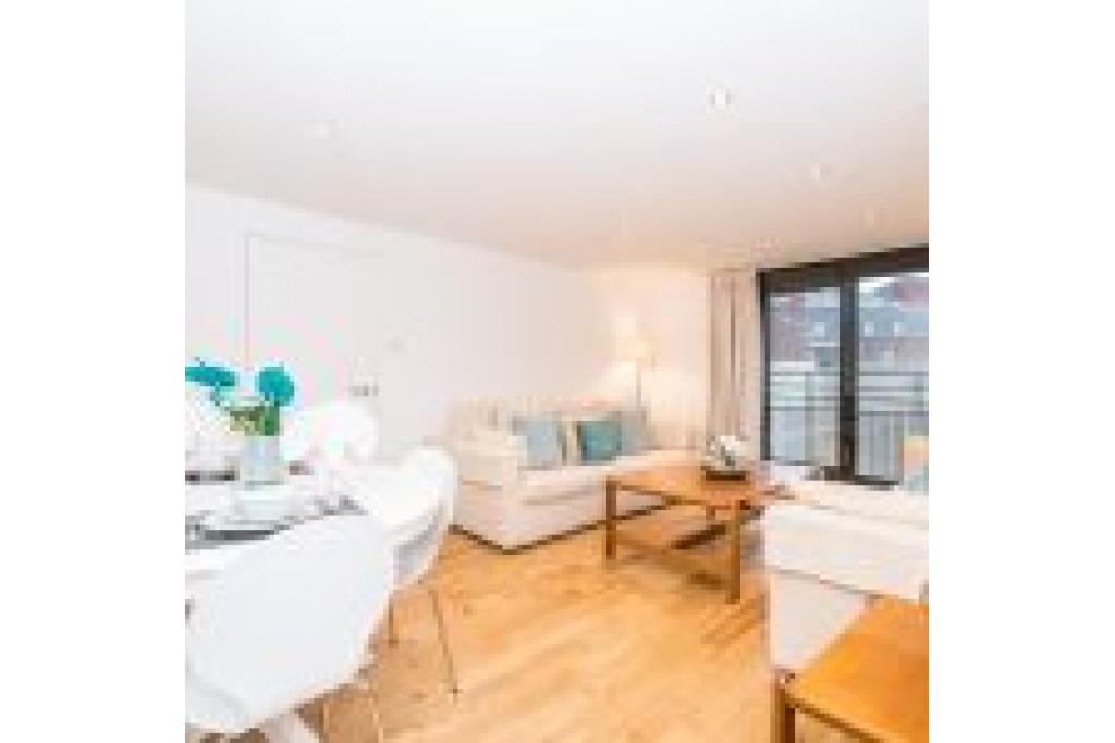 Modern & Spacious Two-Bedroom Apartment in Kensington – Ideal for Business and Leisure Stays