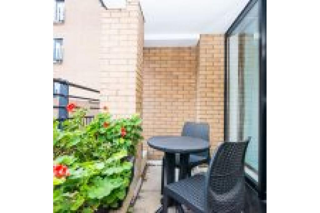 Modern & Spacious Two-Bedroom Apartment in Kensington – Ideal for Business and Leisure Stays