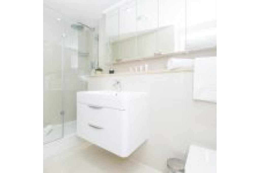Modern & Spacious Two-Bedroom Apartment in Kensington – Ideal for Business and Leisure Stays