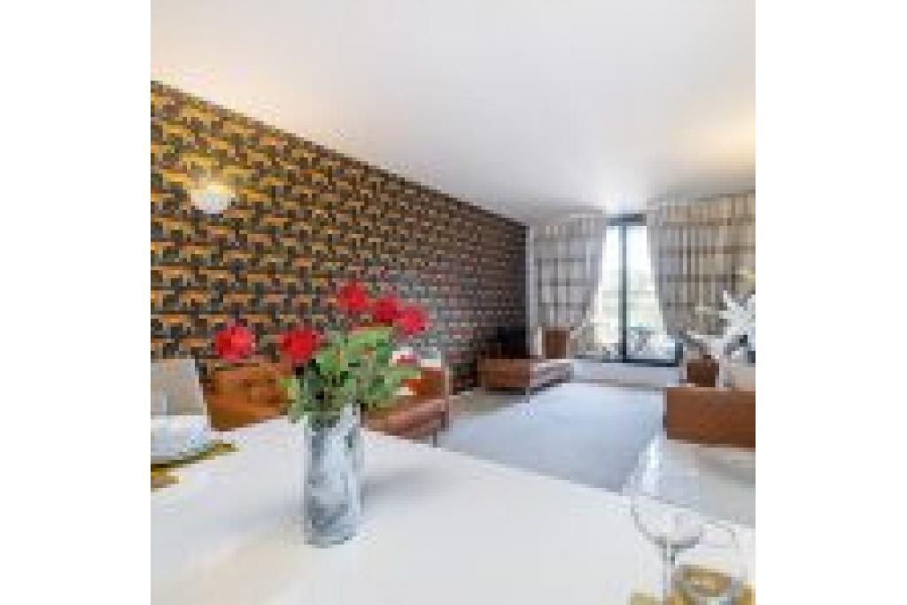 Elegant Two Bedroom Apartment in the Heart of Kensington – To Let