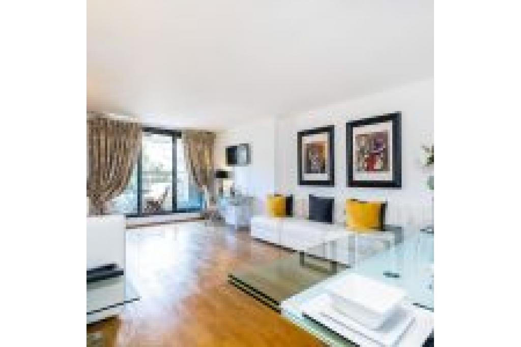 Bespoke Two Bedroom Apartment in Vibrant South Kensington – To Let