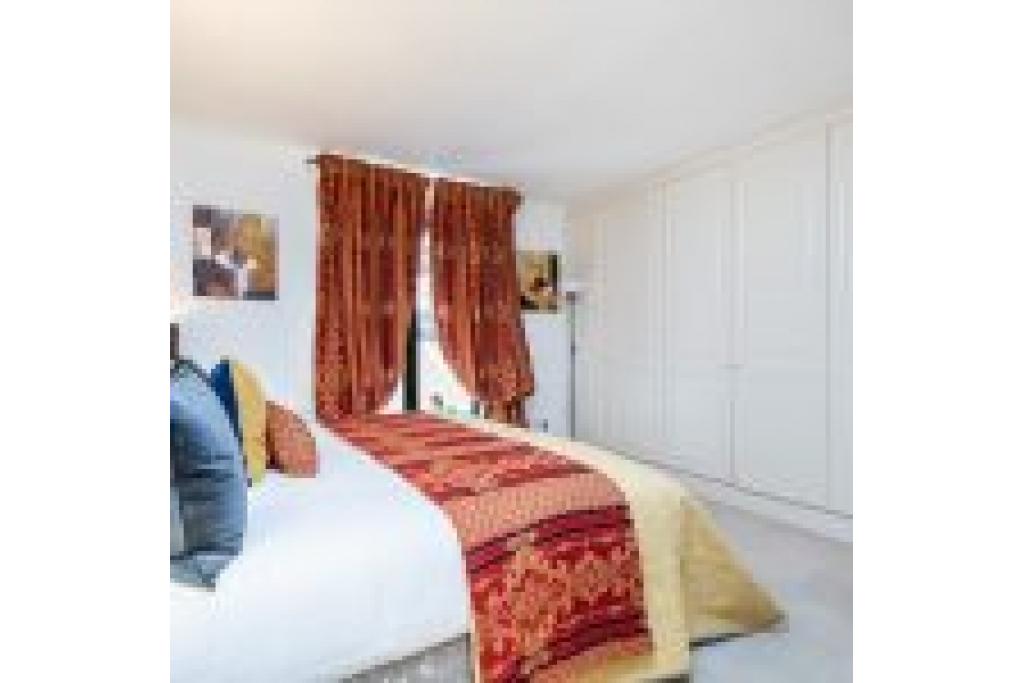 Bespoke Two Bedroom Apartment in Vibrant South Kensington – To Let