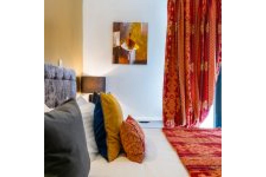 Bespoke Two Bedroom Apartment in Vibrant South Kensington – To Let