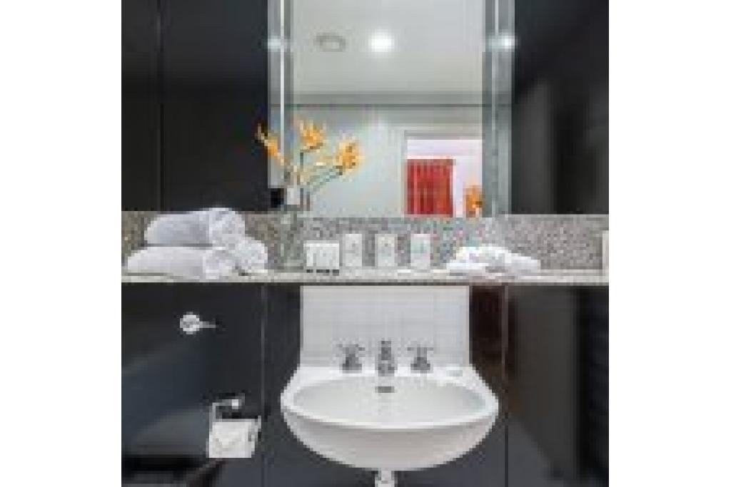 Bespoke Two Bedroom Apartment in Vibrant South Kensington – To Let