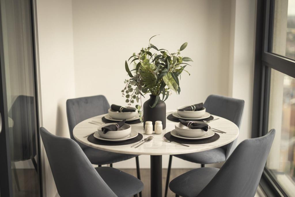 London Square Pearson Building - 1 & 2 Bedroom Apartments from £335,000 - Ready to Move Into