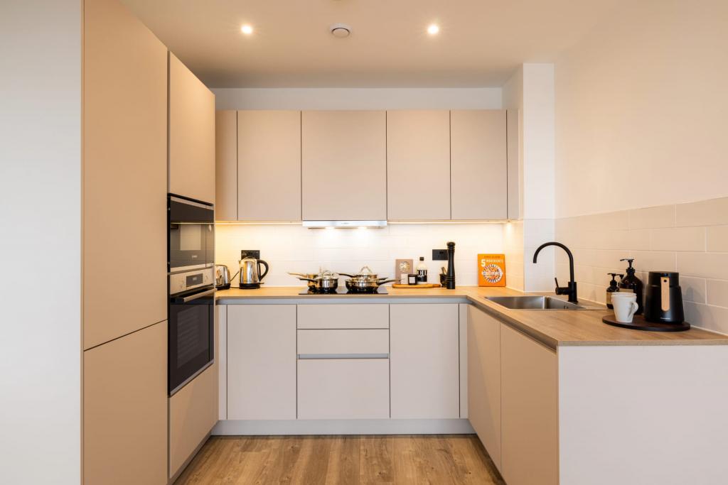 London Square Pearson Building - 1 & 2 Bedroom Apartments from £335,000 - Ready to Move Into