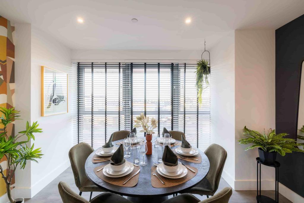 London Square Pearson Building - 1 & 2 Bedroom Apartments from £335,000 - Ready to Move Into