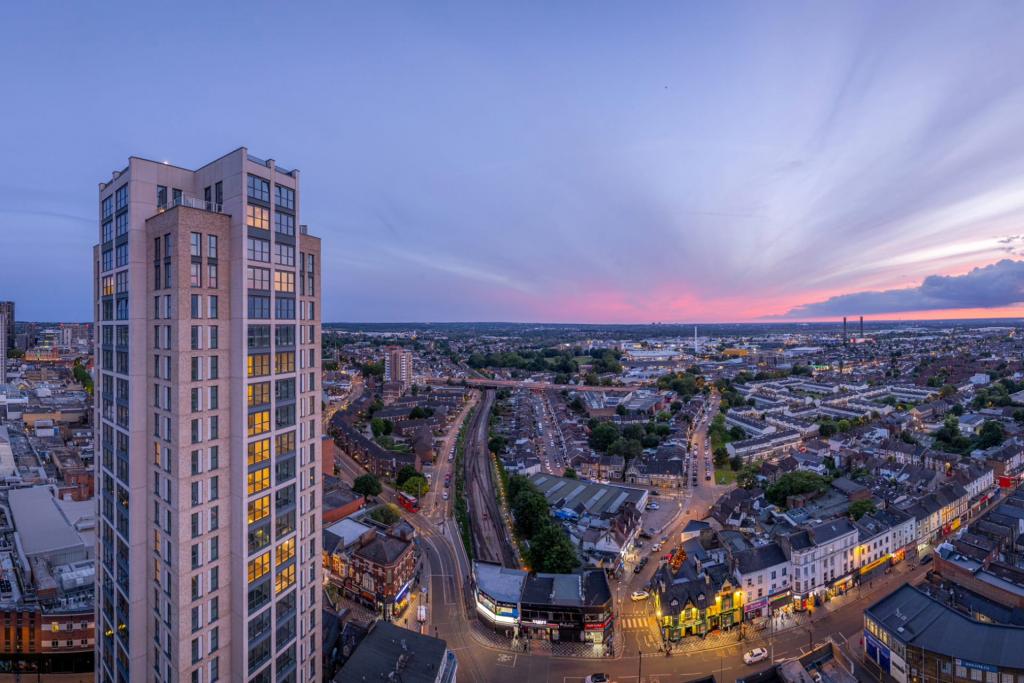 London Square Pearson Building - 1 & 2 Bedroom Apartments from £335,000 - Ready to Move Into