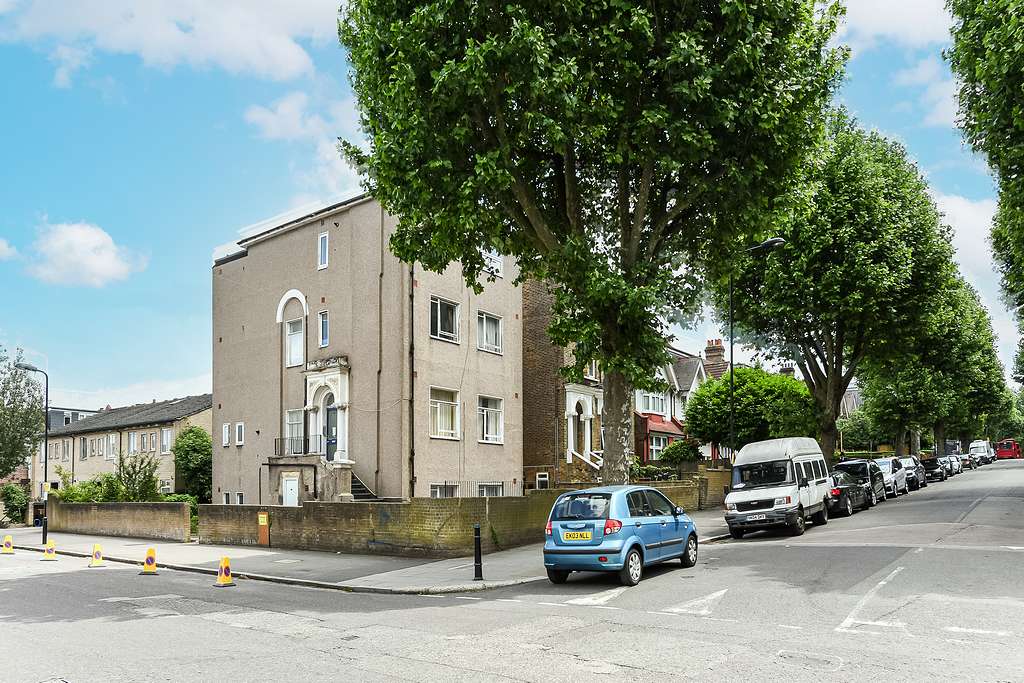 Bright 1-Bedroom Flat to Rent in Stoke Newington
