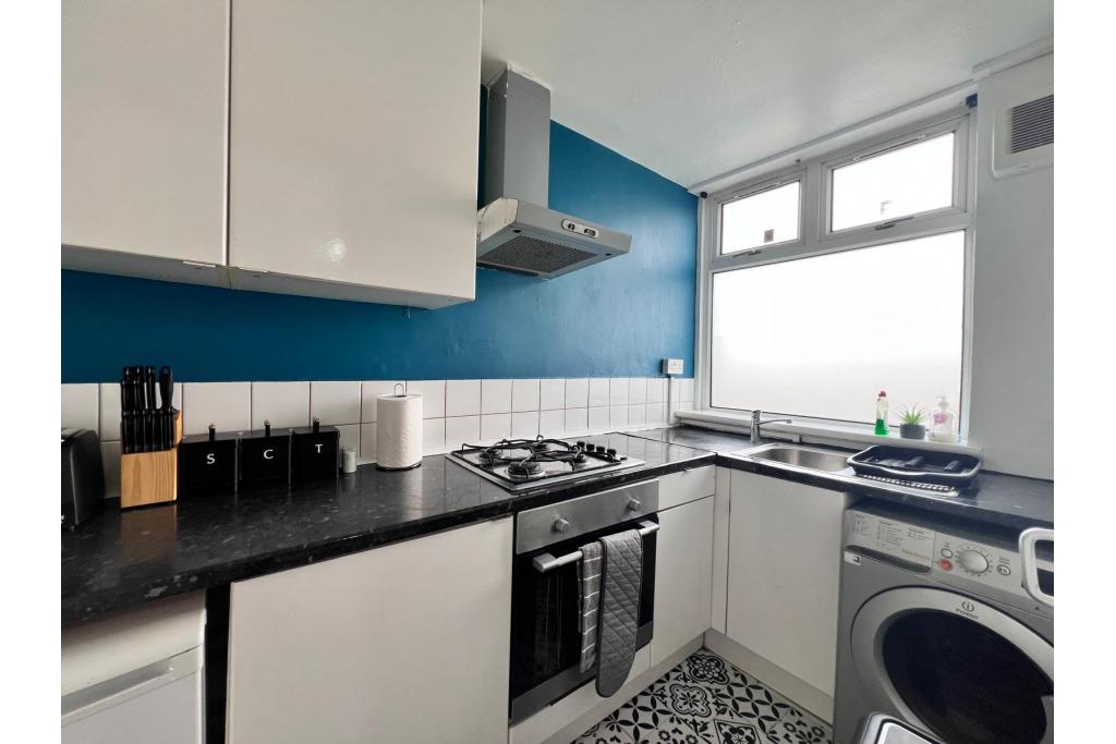 High-Yield Zone 1 Investment – 3-Bed Apartment Configured for 5 Occupants Near London Bridge