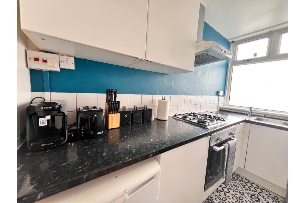 High-Yield Zone 1 Investment – 3-Bed Apartment Configured for 5 Occupants Near London Bridge