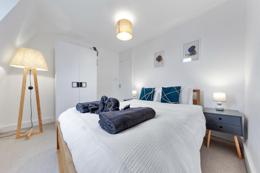 R2SA / Company Let 2-Bed Apartment with Lift – Prime West Kensington (W14)