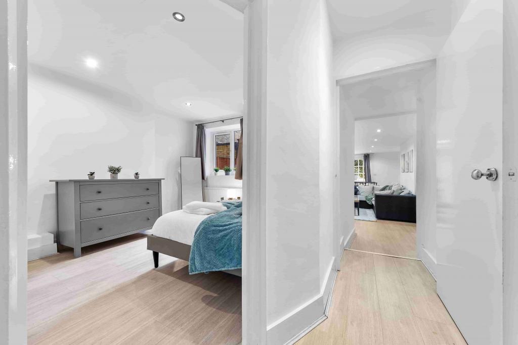 Ground Floor 2-Bed Apartment with Outdoor Access – R2SA / Company Let in Clapham (SW4)