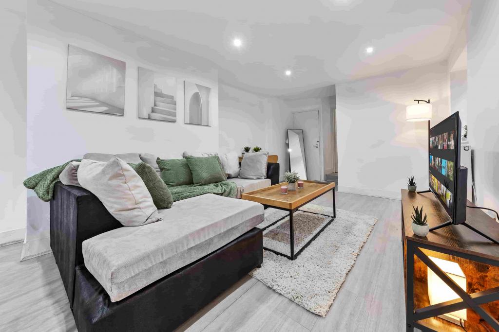 Ground Floor 2-Bed Apartment with Outdoor Access – R2SA / Company Let in Clapham (SW4)