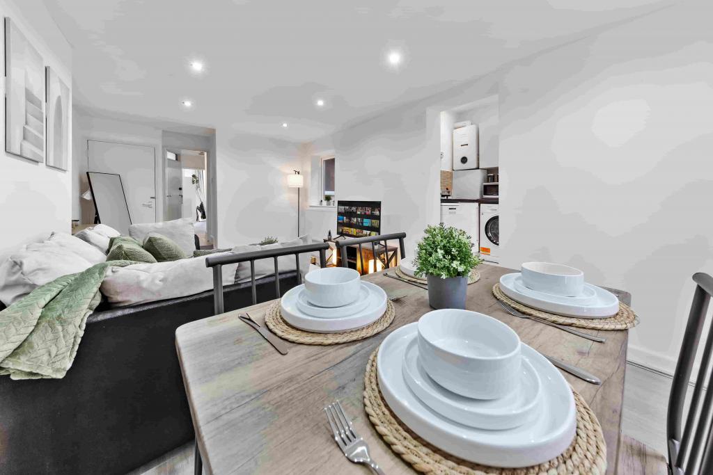 Ground Floor 2-Bed Apartment with Outdoor Access – R2SA / Company Let in Clapham (SW4)