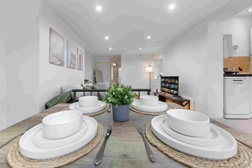 Ground Floor 2-Bed Apartment with Outdoor Access – R2SA / Company Let in Clapham (SW4)