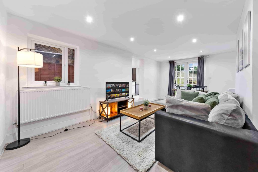 Ground Floor 2-Bed Apartment with Outdoor Access – R2SA / Company Let in Clapham (SW4)