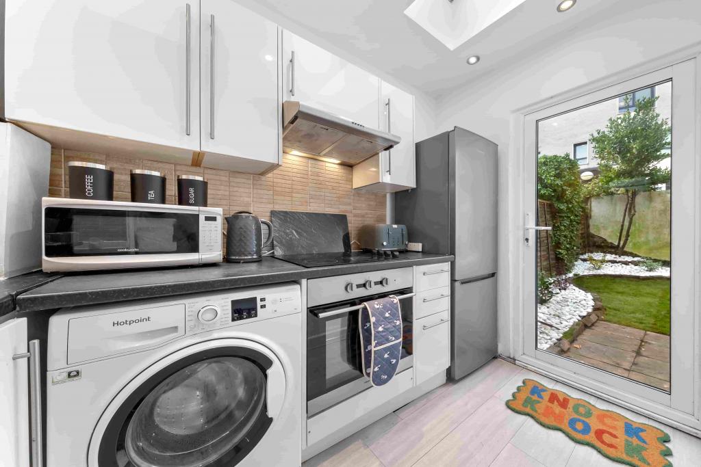 Ground Floor 2-Bed Apartment with Outdoor Access – R2SA / Company Let in Clapham (SW4)