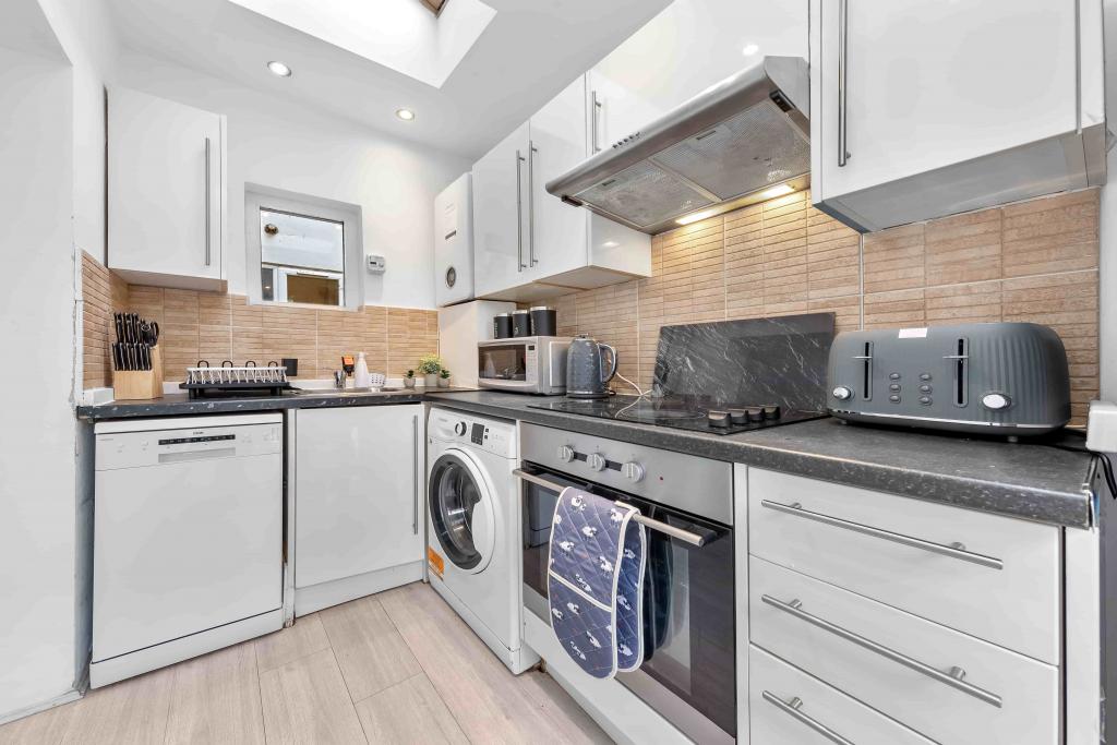 Ground Floor 2-Bed Apartment with Outdoor Access – R2SA / Company Let in Clapham (SW4)