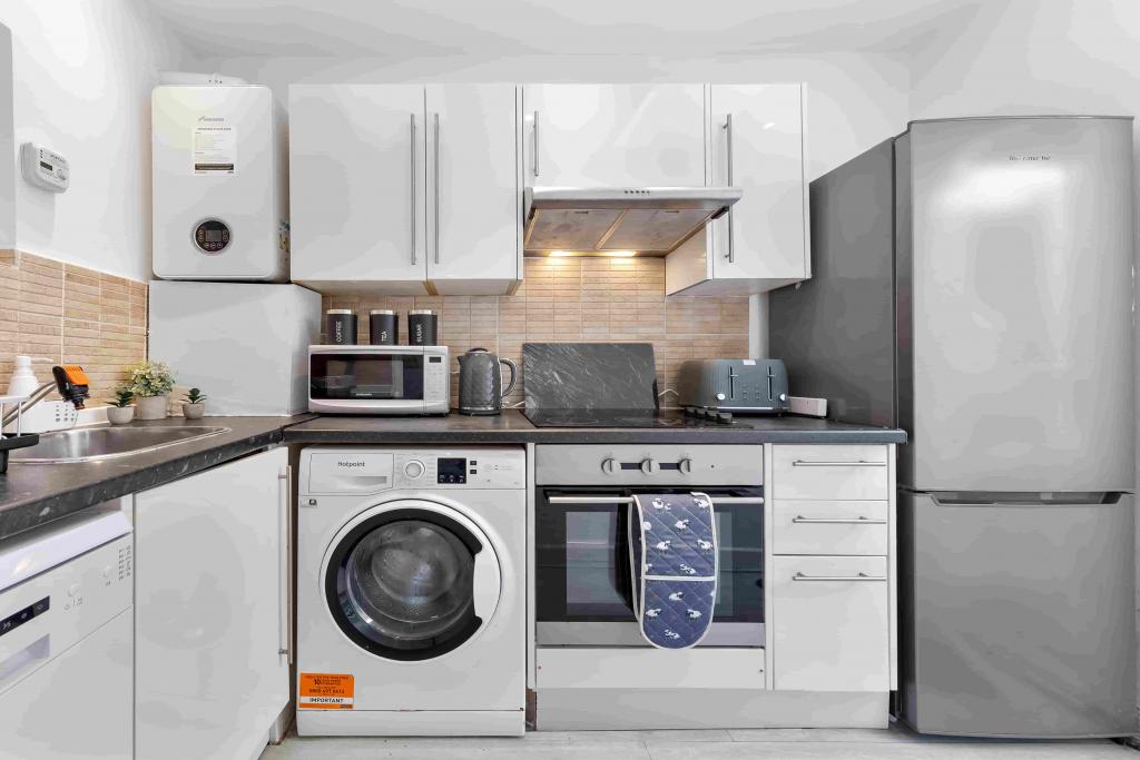 Ground Floor 2-Bed Apartment with Outdoor Access – R2SA / Company Let in Clapham (SW4)