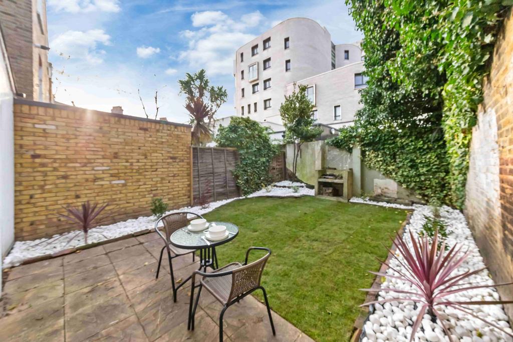 Ground Floor 2-Bed Apartment with Outdoor Access – R2SA / Company Let in Clapham (SW4)