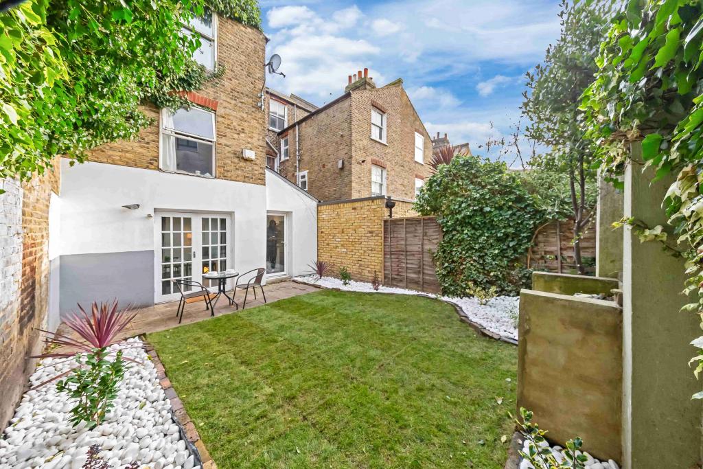 Ground Floor 2-Bed Apartment with Outdoor Access – R2SA / Company Let in Clapham (SW4)