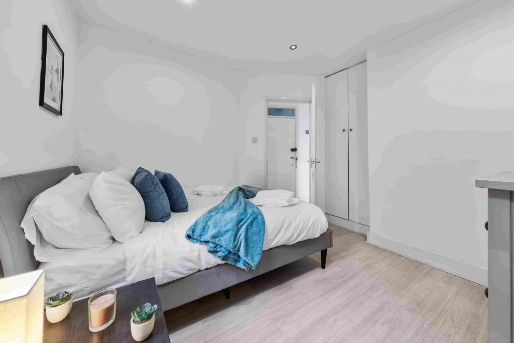 Ground Floor 2-Bed Apartment with Outdoor Access – R2SA / Company Let in Clapham (SW4)